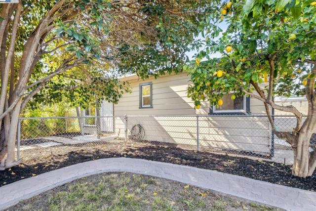 37107 Holly St, Fremont CA: https://media.crmls.org/mediaz/d6da480b-42d2-4bbf-8658-423e2713003e.jpg