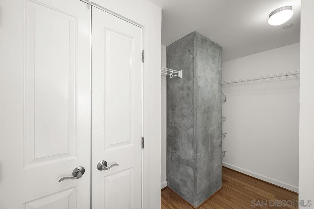 https://media.crmls.org/mediaz/d6db83ad-c70d-41c8-bbc1-6f9911c79ac9.jpg?preset=X-Large