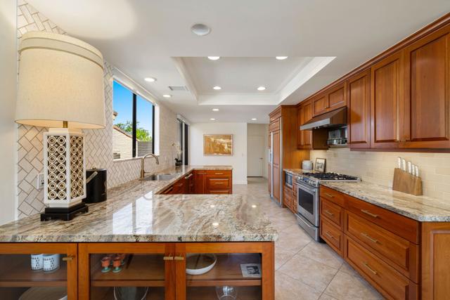 44837 Oro Grande Circle, Indian Wells CA: https://media.crmls.org/mediaz/d6db8754-e69c-4bf4-b297-03876e1996f4.jpg