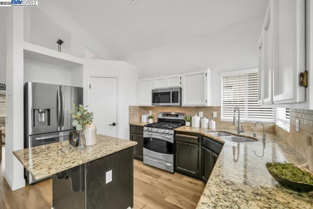 9193 Bungalow Way, Elk Grove CA: https://media.crmls.org/mediaz/d6dbdbe6-4d7a-4afa-ac69-a3dcab7494c2.jpg
