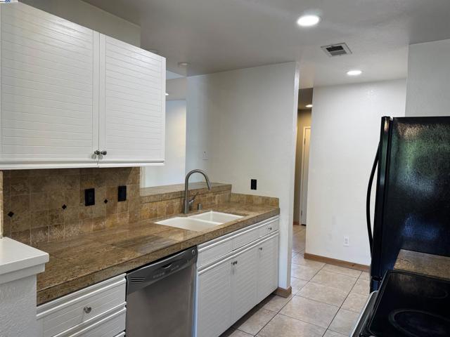 7765 Canyon Meadow Cir, Pleasanton CA: https://media.crmls.org/mediaz/d6dca338-d0d0-4185-8094-e9c7e71429a3.jpg