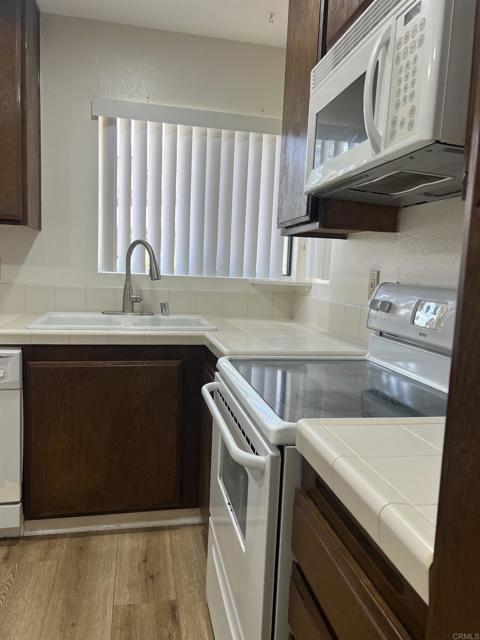 Detail Gallery Image 8 of 18 For 3230 Caminito Eastbluff Unit #70,  San Diego,  CA 92037 - 2 Beds | 2 Baths