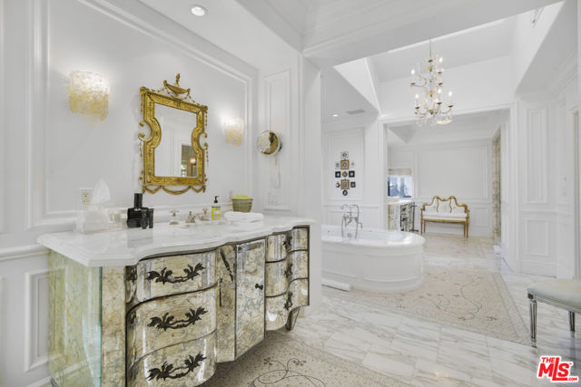 4001 Clarinda Drive, Tarzana CA: https://media.crmls.org/mediaz/d6debe6c-3a15-4618-8d85-c9305159b053.jpg
