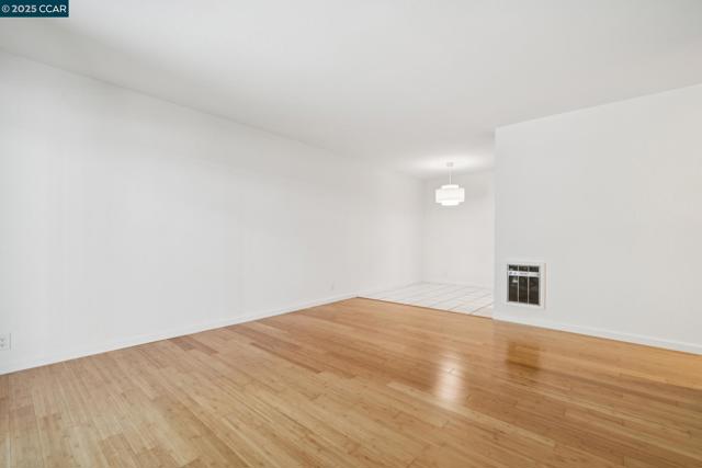 150 Pearl St, Oakland CA: https://media.crmls.org/mediaz/d6df5713-94d4-4602-a0ee-a9027d0c1fbc.jpg