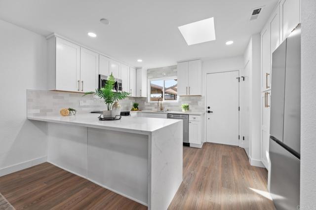 Detail Gallery Image 3 of 29 For 1014 Plover Way, Oceanside,  CA 92057 - 2 Beds | 2 Baths