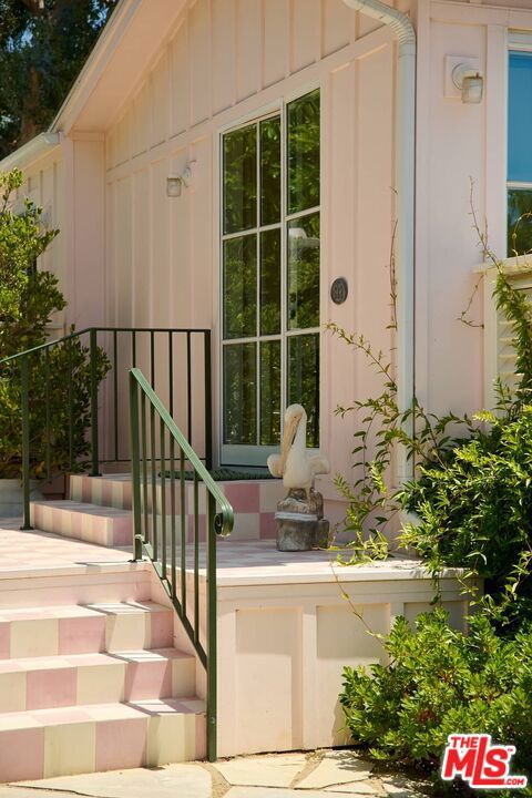 212 Paradise Cove Road, Malibu CA: https://media.crmls.org/mediaz/d6e05d7c-5e34-4e5e-b75b-208fe7b7cafd.jpg