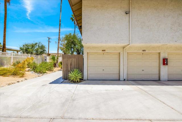 1870 N Mira Loma Way, Palm Springs CA: https://media.crmls.org/mediaz/d6e05e18-d2ae-4334-8ff7-03d18311d5db.jpg