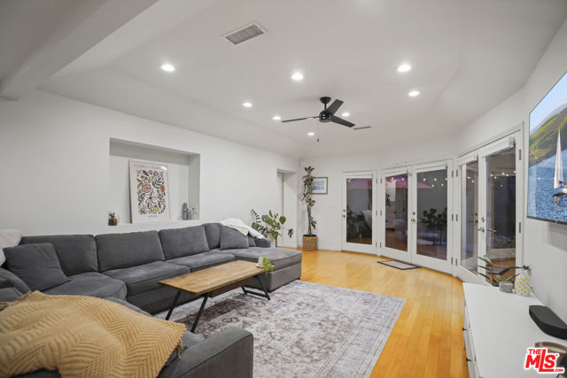 4546 Allott Avenue, Sherman Oaks CA: https://media.crmls.org/mediaz/d6e064e7-31a8-4b8b-a48d-1d8db2a9e564.jpg