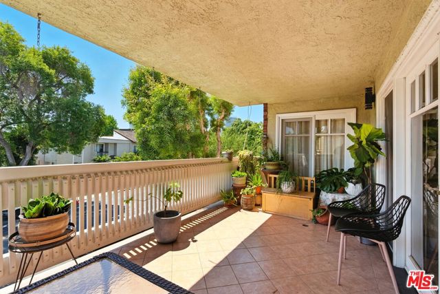 1310 Roxbury Drive, Los Angeles CA: https://media.crmls.org/mediaz/d6e08479-1fc9-498b-b3ff-4c5aeeef1ec8.jpg