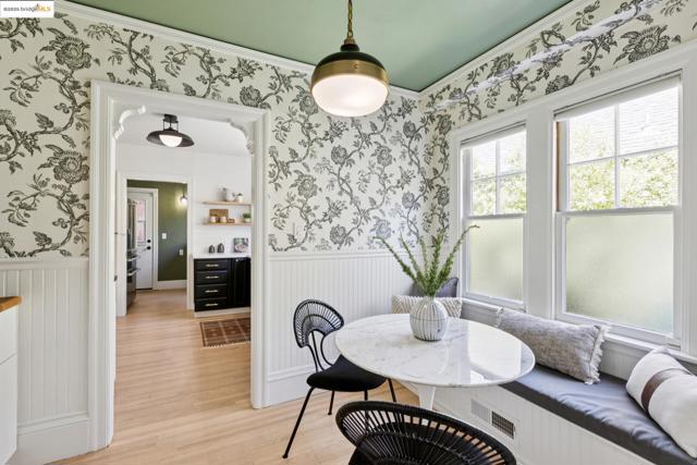 924 Trestle Glen Rd, Oakland CA: https://media.crmls.org/mediaz/d6e0bcc3-355b-449c-b959-04d8ef7694ec.jpg
