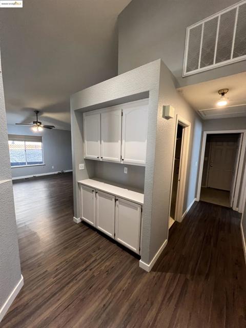 293 Amberleaf Way, Brentwood CA: https://media.crmls.org/mediaz/d6e0cea3-6dae-4d0c-8a0a-07eddd4b018a.jpg
