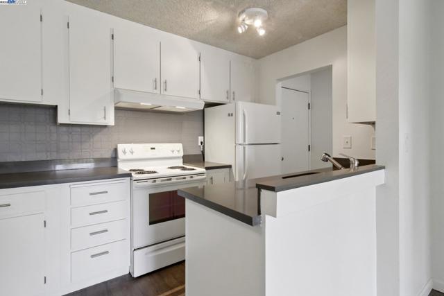 950 Shorepoint Ct, Alameda CA: https://media.crmls.org/mediaz/d6e144a3-4da5-447e-a7cf-702b3cd0b600.jpg