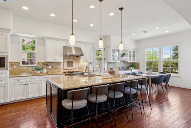 2307 Vineyard Heights Ln, Pleasanton CA: https://media.crmls.org/mediaz/d6e1db7a-185e-4635-ad94-2af82f0a7da9.jpg