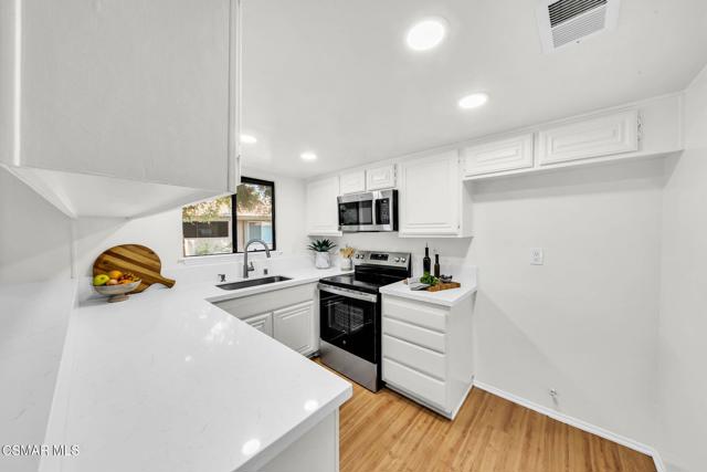 769 Birchpark Circle, Thousand Oaks CA: https://media.crmls.org/mediaz/d6e40d67-dea2-4397-bfae-896abb5a6db2.jpg