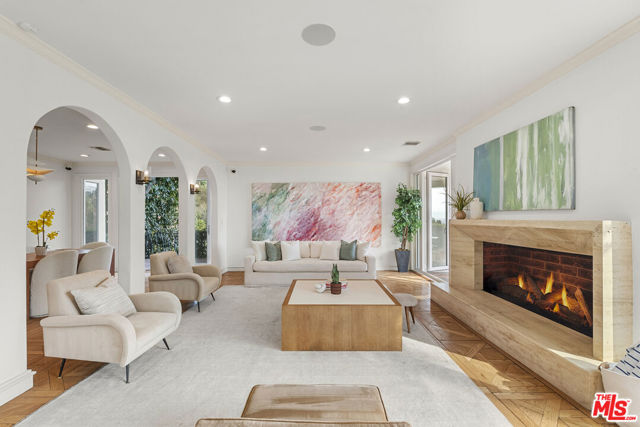 8828 Thrasher Avenue, Los Angeles CA: https://media.crmls.org/mediaz/d6e59411-cca0-4039-bb3b-3cdb9f1b4568.jpg