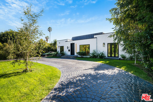 707 N Crescent Drive, Beverly Hills CA: https://media.crmls.org/mediaz/d6e64098-7e68-4c5d-8d98-c4795befc287.jpg