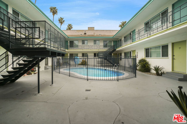 400 S Mariposa Avenue, Los Angeles CA: https://media.crmls.org/mediaz/d6e653a0-10a2-4e3d-bd0b-b1cf1137d86c.jpg