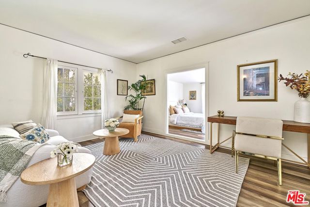 728 S Windsor Boulevard, Los Angeles CA: https://media.crmls.org/mediaz/d6e6e823-0f15-428b-8998-46931e4da4cd.jpg