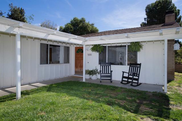 Detail Gallery Image 4 of 40 For 500 Beaumont Dr, Vista,  CA 92084 - 4 Beds | 3/1 Baths