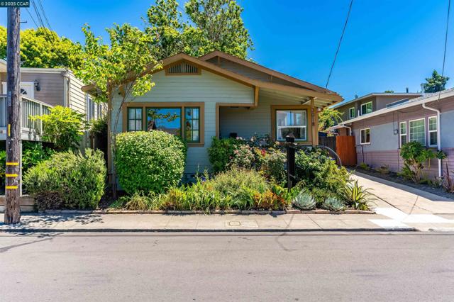 3018 Courtland Ave, Oakland CA: https://media.crmls.org/mediaz/d6e82297-a22e-47b6-9694-1433371af3fc.jpg