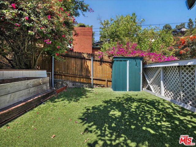 2565 Glen Green Street, Los Angeles CA: https://media.crmls.org/mediaz/d6e82e6e-2946-496b-97cd-639949dadaa1.jpg