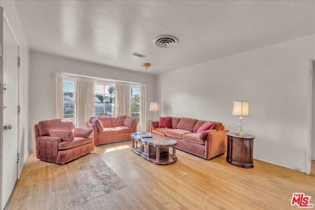 13621 Addison Street photo 4