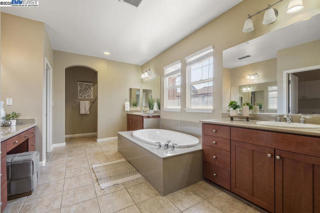 670 W Privado Way, Mountain House CA: https://media.crmls.org/mediaz/d6e8a7c6-1fed-4736-b1e8-1493dfabb6f1.jpg