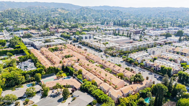 5200 White Oak Avenue, Encino CA: https://media.crmls.org/mediaz/d6e8ea53-5c14-456f-b48e-5e7bc0c4c371.jpg