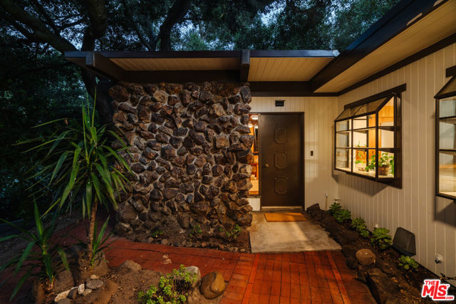 1289 Old Topanga Canyon Road, Topanga CA: https://media.crmls.org/mediaz/d6e9668f-7350-4a2a-b13e-f2ab603a0760.jpg