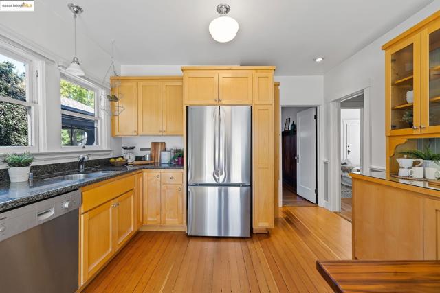 393 43Rd St, Oakland CA: https://media.crmls.org/mediaz/d6e98c49-836a-45b3-aad8-b09ac3337729.jpg