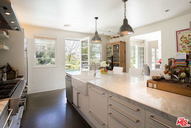 3220 Tahoe Place, Los Angeles CA: https://media.crmls.org/mediaz/d6e9e788-9a4e-4774-b1f3-8b6e8d26da1e.jpg