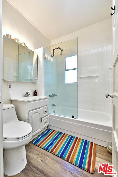 728 S Windsor Boulevard, Los Angeles CA: https://media.crmls.org/mediaz/d6eb840f-eec6-4613-8fb1-e7bec94d176c.jpg