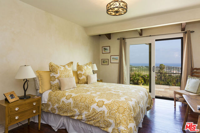 3504 Coast View Drive, Malibu CA: https://media.crmls.org/mediaz/d6ee824e-a0e6-4f1c-a556-9a421ffb7714.jpg