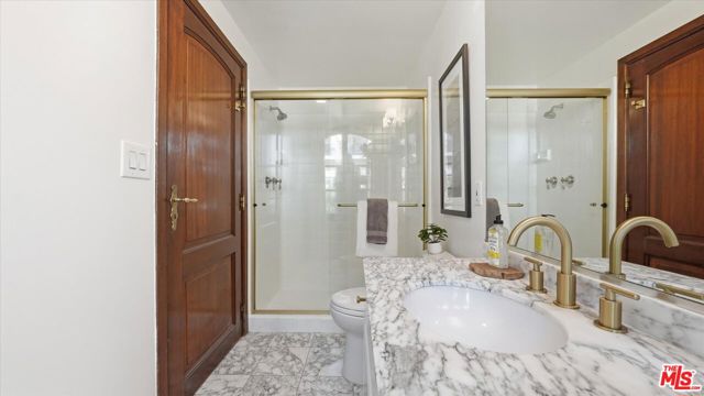 9249 Burton Way, Beverly Hills CA: https://media.crmls.org/mediaz/d6ee9681-65f3-46d1-bb54-0dc460c436d8.jpg