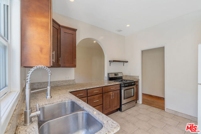 458 N Genesee Avenue, Los Angeles CA: https://media.crmls.org/mediaz/d6ef1b0b-49c9-4ec1-8262-1049c881665f.jpg