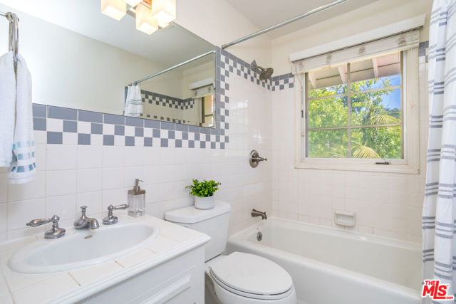 941 N Norman Place, Los Angeles CA: https://media.crmls.org/mediaz/d6ef862d-c430-440b-8f2e-23893ce6c85b.jpg