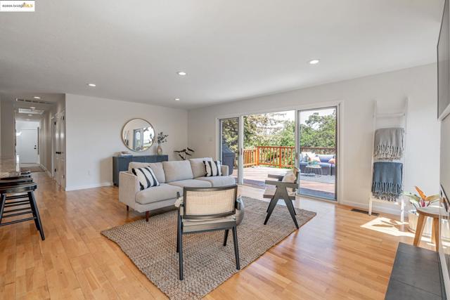 3336 Oak Ct, Lafayette CA: https://media.crmls.org/mediaz/d6f08b74-7228-4364-b43c-83951c43d874.jpg