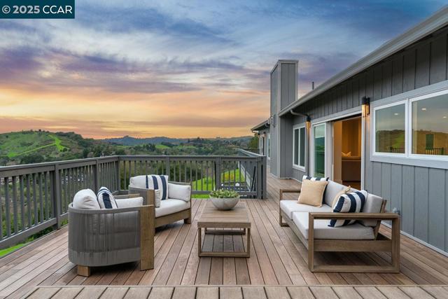 625 Sky Hy Cir, Lafayette CA: https://media.crmls.org/mediaz/d6f1013e-4487-4f02-97a7-bb70f772be01.jpg