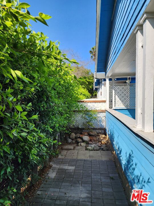 1402 N Las Palmas Avenue