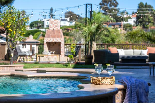 6817 Vianda Ct Court, Carlsbad CA: https://media.crmls.org/mediaz/d6f40b80-a37e-4dbe-b99d-4cb3fc73a4d9.jpg