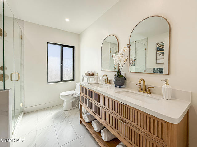 7530 Gaviota Avenue, Lake Balboa CA: https://media.crmls.org/mediaz/d6f418e8-fad5-443d-b70d-6e2fbc7c5ab4.jpg