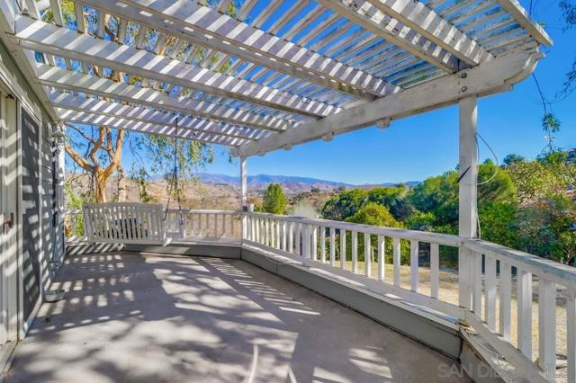 9740 Nutby Ln, Escondido CA: https://media.crmls.org/mediaz/d6f55f4e-286c-4240-bcc6-90ea16f4202a.jpg
