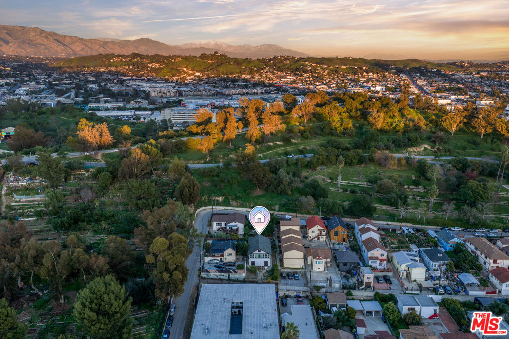 https://media.crmls.org/mediaz/d6f61cb0-4584-4429-b7c9-db0b3fa6ddc4.jpg?preset=X-Large