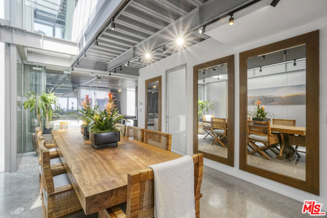 2911 Ocean Front Walk, Venice CA: https://media.crmls.org/mediaz/d6f6c100-a399-4c11-a8e3-b3ac3f704051.jpg