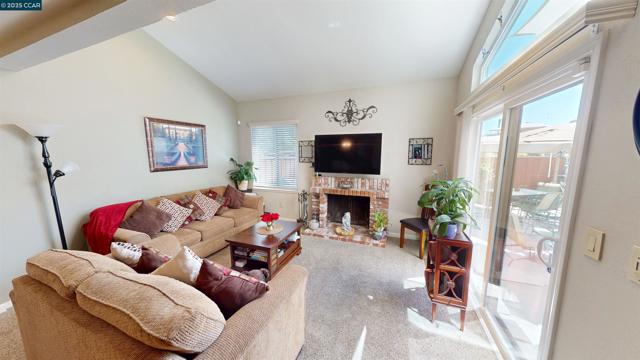 9 Aquamarine Ct, Hercules CA: https://media.crmls.org/mediaz/d6f70bd7-4e7b-4f13-85c5-28a1eef8c2a1.jpg