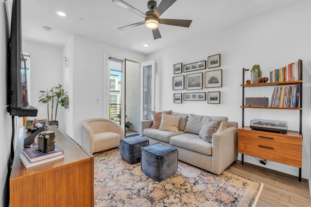 2866 Crusader st, Alameda CA: https://media.crmls.org/mediaz/d6f7ae3b-3e25-40e9-aac1-5c41ce854f50.jpg