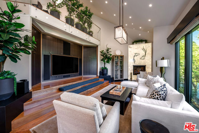 3000 Cornwall Drive, Glendale CA: https://media.crmls.org/mediaz/d6f95023-bd72-490a-82f6-0187dd9047ff.jpg