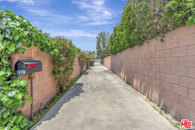 9855 Emperor Avenue, Arcadia CA: https://media.crmls.org/mediaz/d6f9bb2c-42f6-4c1c-95b6-da6d88b94b24.jpg