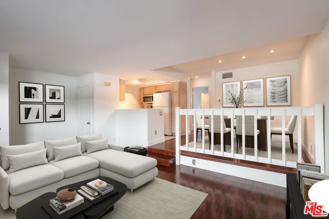 4859 Coldwater Canyon Avenue, Sherman Oaks CA: https://media.crmls.org/mediaz/d6f9ef77-b683-45e5-be2c-0f532f63bec8.jpg