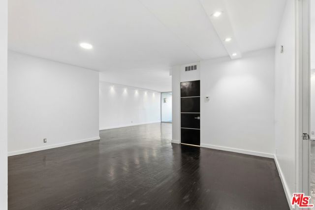 1100 Alta Loma Road, West Hollywood CA: https://media.crmls.org/mediaz/d6fa5bcc-2aea-414e-827a-4b37b50b4d05.jpg